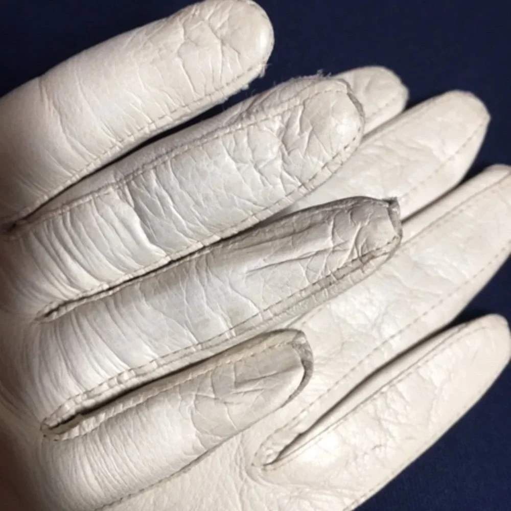 Vintage Timeless Dressy Soft Leather Gloves Ivory Color Wrist Length Size 7